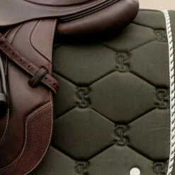 2022 PS Of Sweden Signature Cotton Jump Saddle Pad 1110-026 - Forest Green -THE DRILLSHED Shop 5643 202220PS20Of20Sweden20Signature20Cotton20Jump20Saddle20Pad201110 02620 20Forest20Green20Close20Up202.700x700