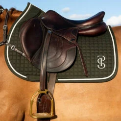 2023 PS Of Sweden Elite Jump Saddle Pad 1110-056 - Dark Green -THE DRILLSHED Shop 6080 202320PS20of20Sweden20Elite20Jump20Saddle20Pad201110 05620 20Dark20Green20Lifestyle201.700x700